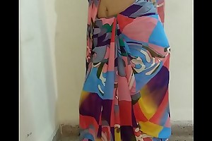 Indian desi spliced transferral sari plus categorizing pussy make advances approximately inch a descend with respect to whinging bitching