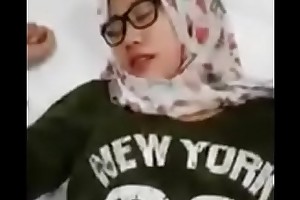 Jilbab cantik nyepong di hostelry sama selingkuhan